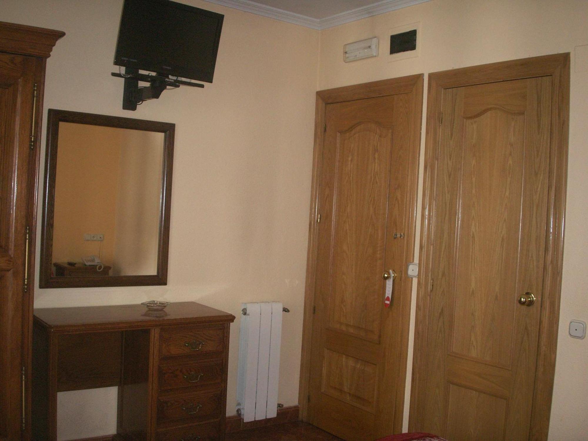 Hostal La Nava Madrid Esterno foto