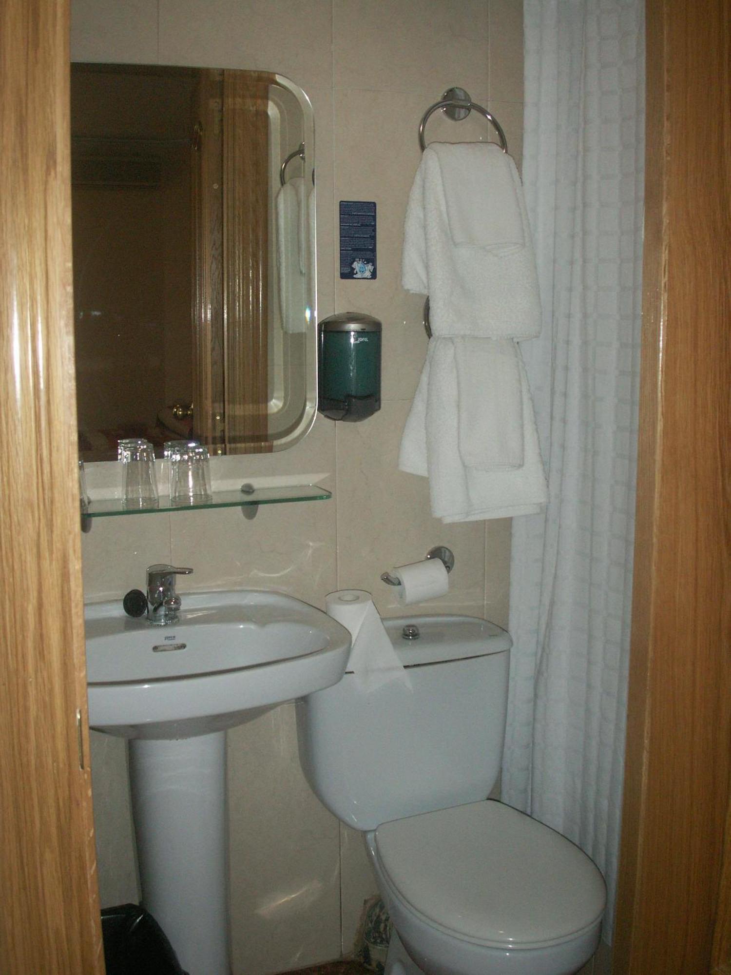 Hostal La Nava Madrid Esterno foto